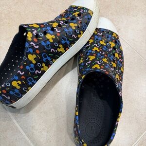 Native Shoes Jefferson Disney Print Jiffy Black/Shell White/Rad Confetti Mens 11